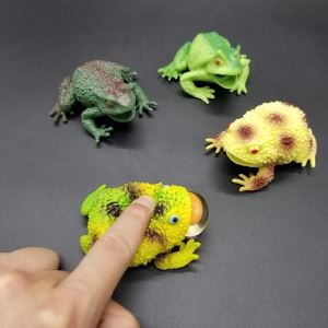 لعبة كرة الضفدع الإجهاد نابض بالحياة